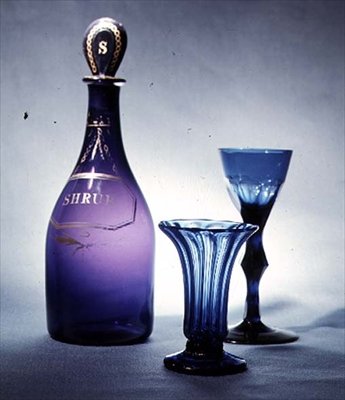Tigela de creme de vidro azul, c.1760; Decantador de vidro azul e copo de vinho com faceta cortada, c.1780 (vidro) de English School