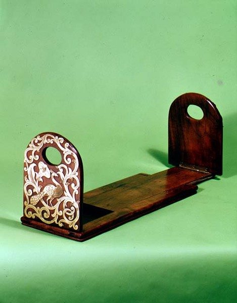 Bookends, meados do século 19 (mogno incrustado com latão perseguido) de English School