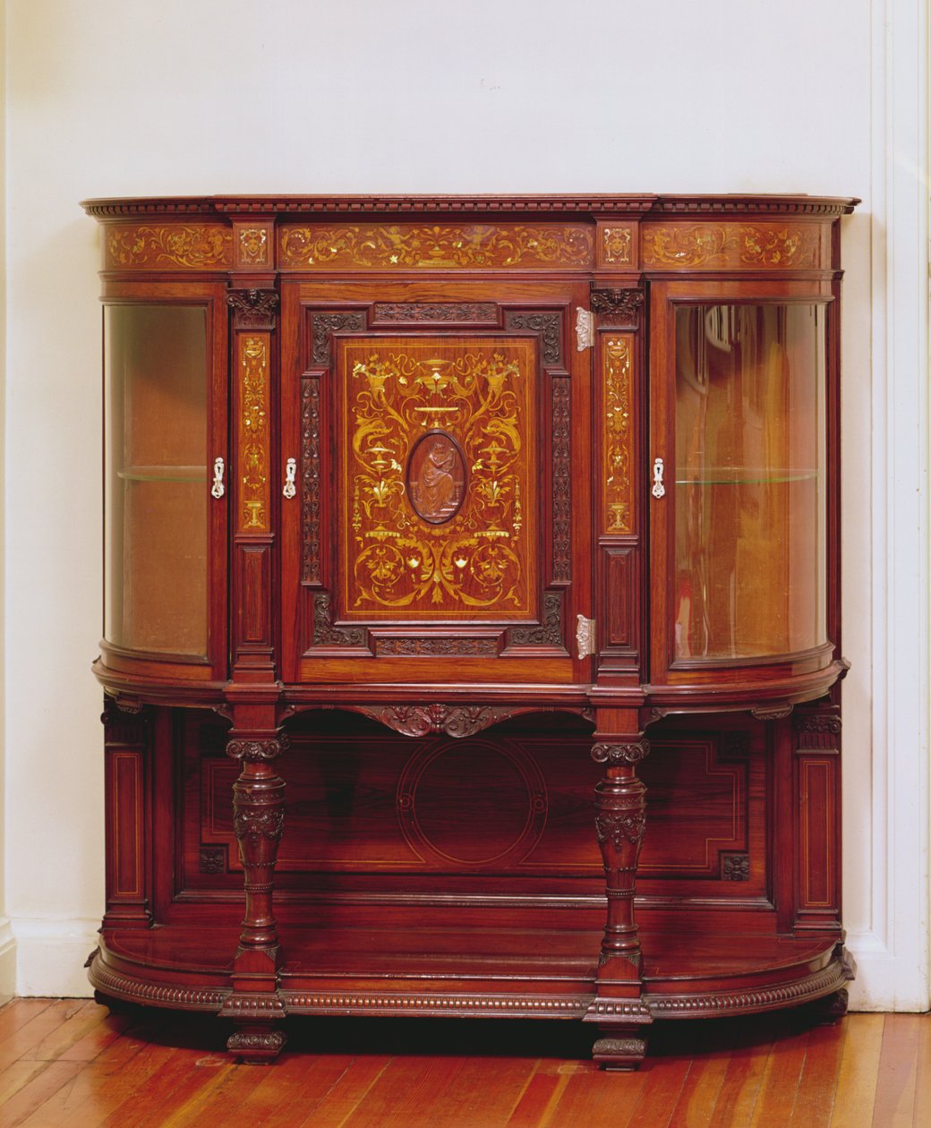 Gabinete por Gillows, c.1890 (carvalho incrustado com madrepérola) de English School