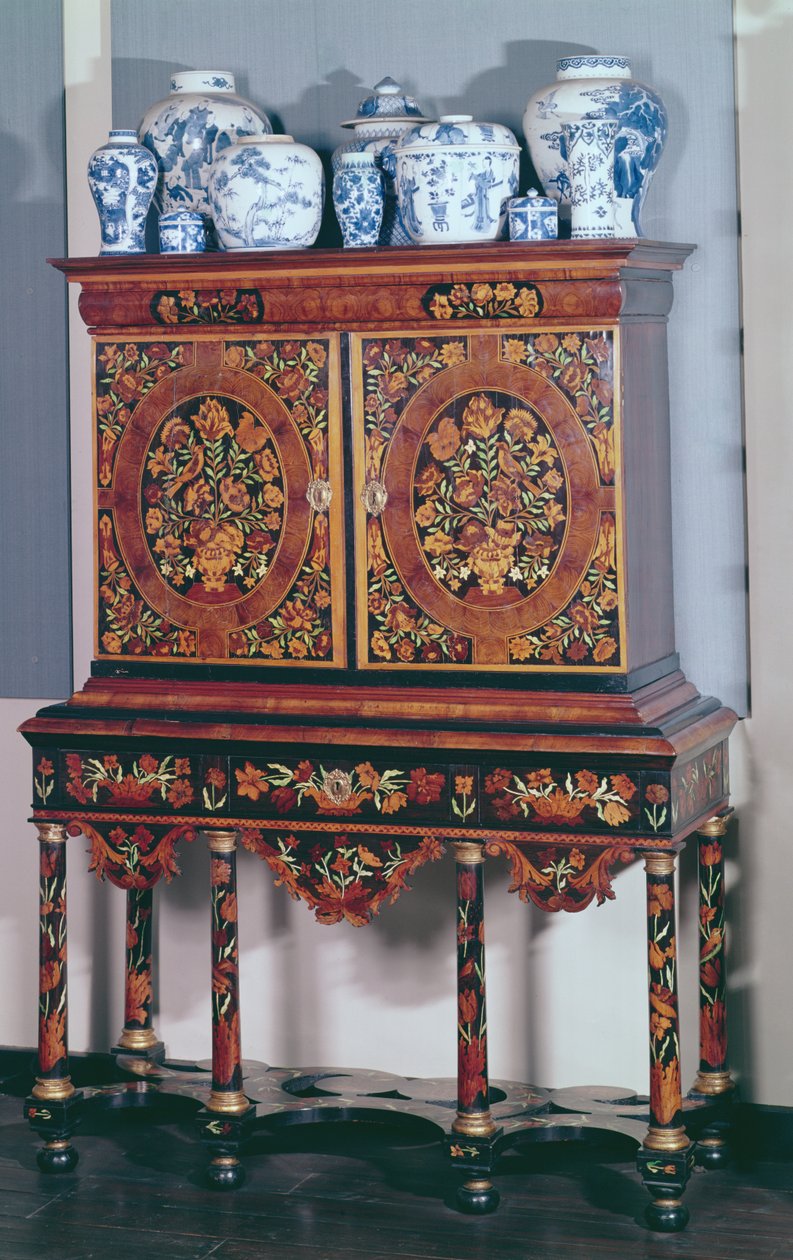 Armário em stand, 1685-1700 (nogueira com marchetaria floral de marfim, ébano e outras madeiras) de English School
