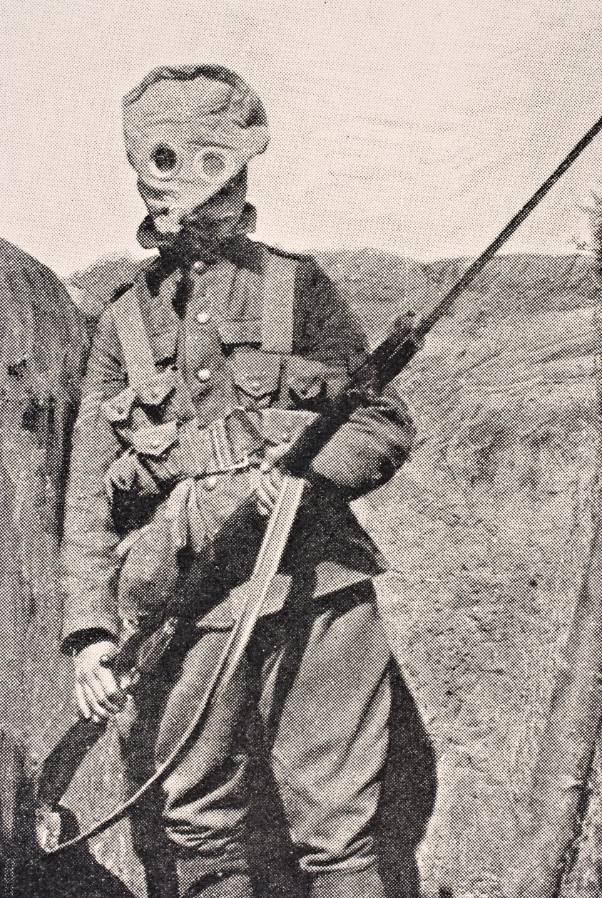 Soldado canadense usando uma máscara de gás em 1915, de &39;The War Illustrated Album de Luxe&39;, publicado em Londres, 1916 de English School
