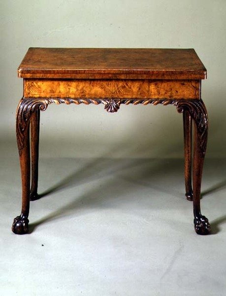 Mesa de cartas com pés de bola e garra, c.1735 (nogueira) de English School