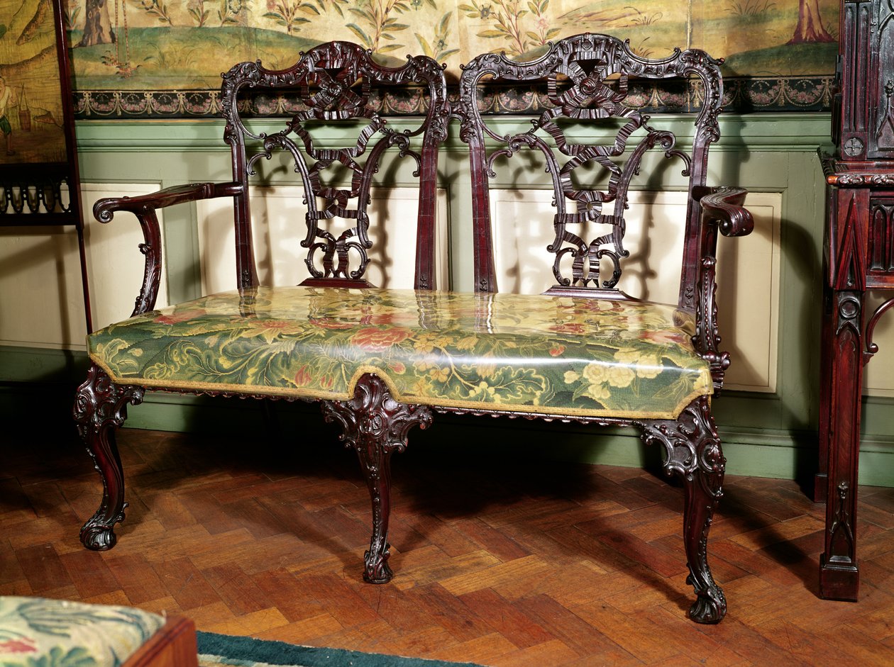 Sofá esculpido, com assento de tapeçaria, semelhante ao design de Thomas Chippendale, meados do século XVIII (mogno) de English School