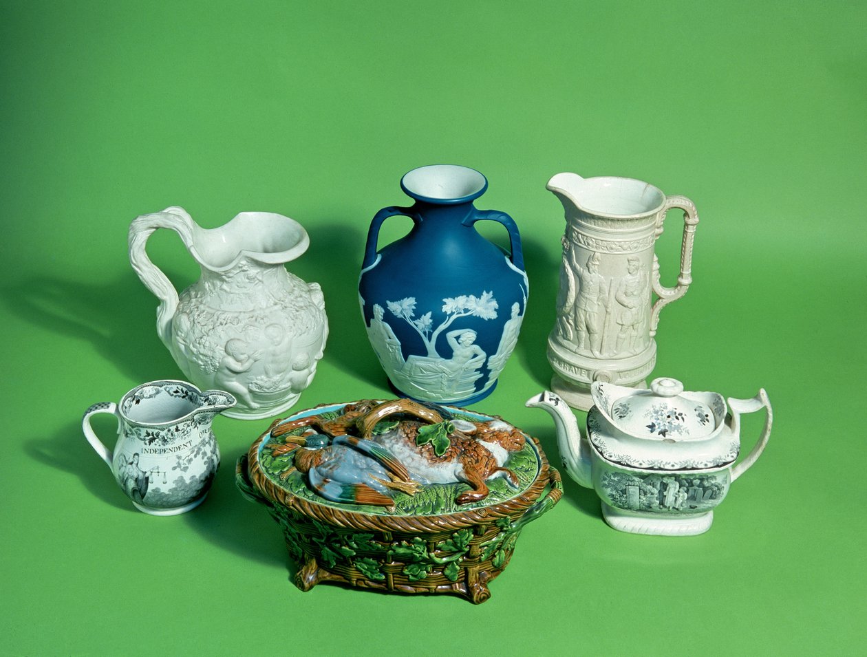 Colecção de cerâmica vitoriana Wedgwood; e cerâmica vitoriana, incluindo cópia do vaso de Portland (cerâmica) de English School