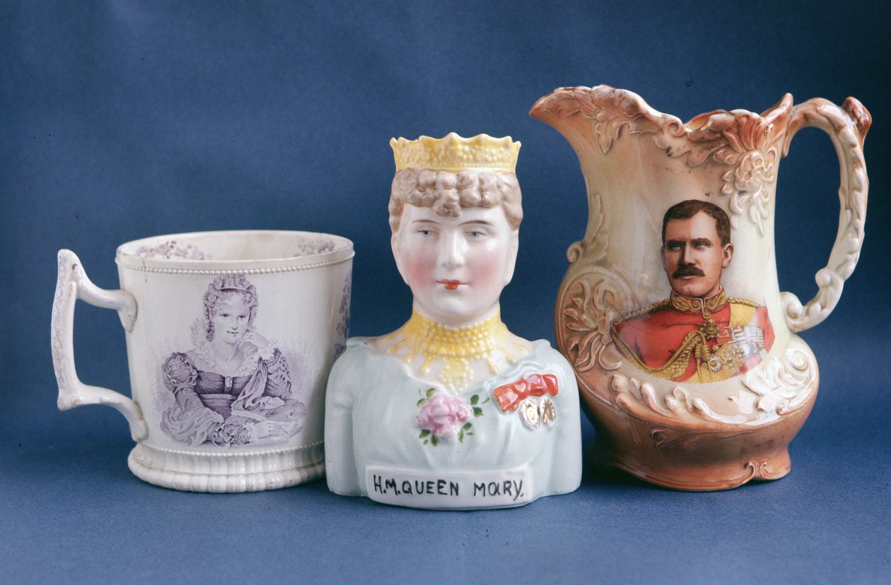 Ware comemorativa incluindo um vaso feito em memória de Queen Mary (1867-1953) (centro) meados do século XX (cerâmica) de English School
