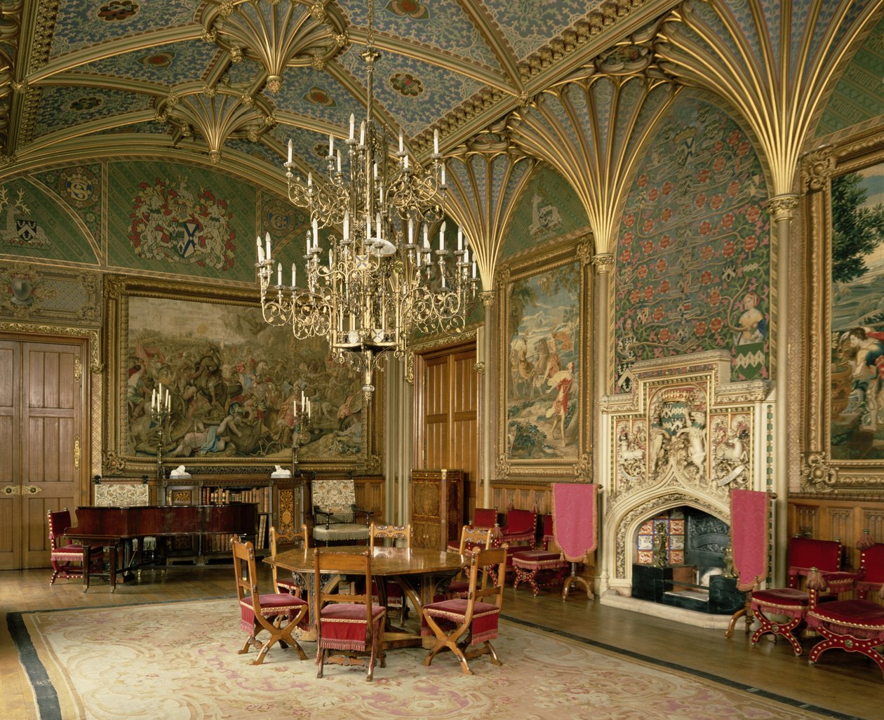 Eastnor Castle, Herefordshire: a sala de estar, com móveis desenhados por Pugin, c.1840 de English School