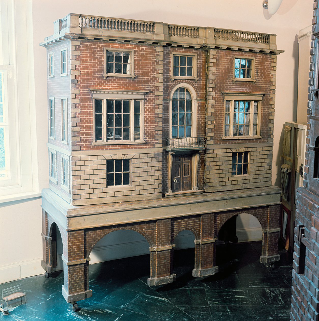 Casa de bonecas balaustrada inglesa com varanda, c.1775 de English School