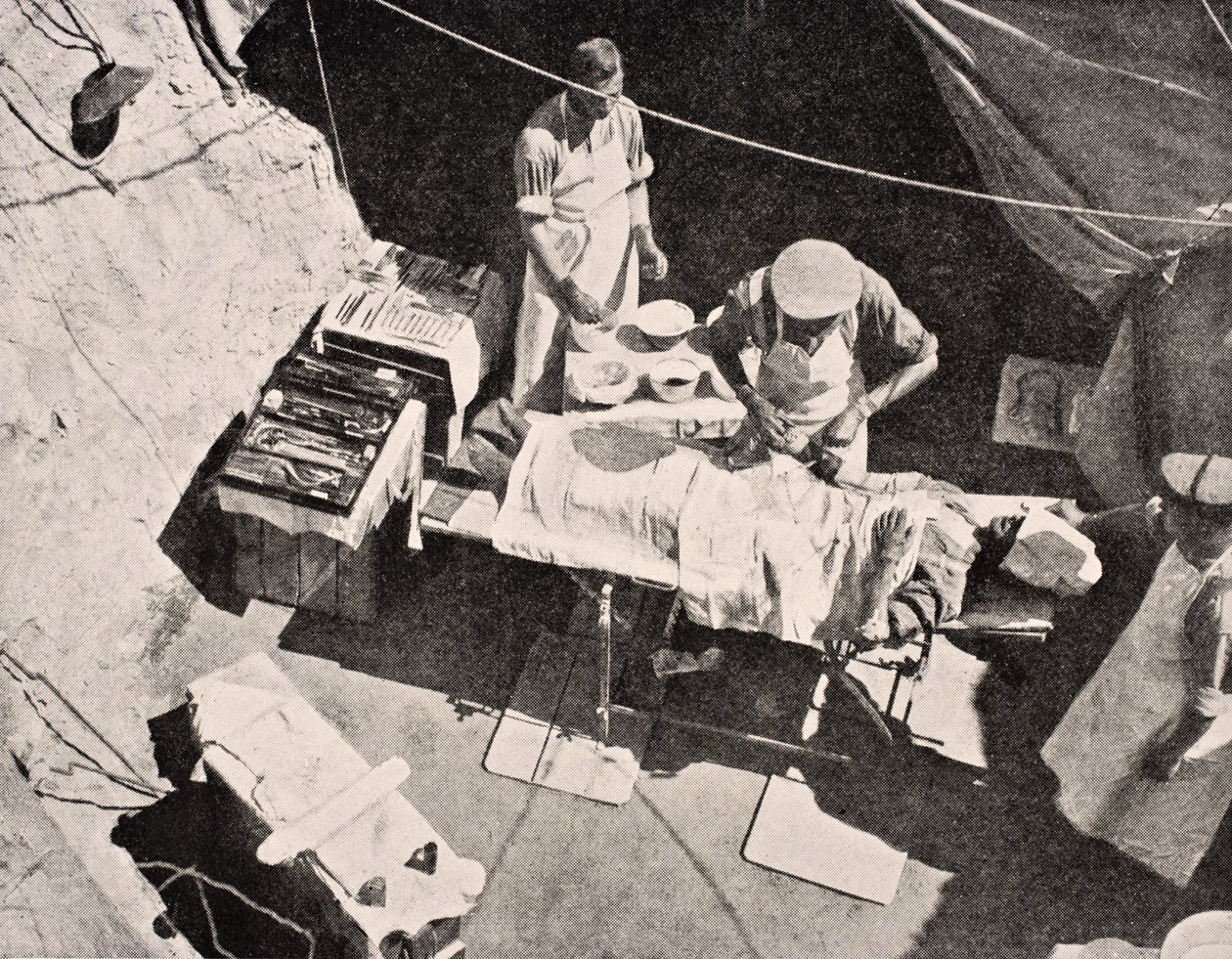 Cirurgia de campo na península de Gallipoli, na Turquia, em 1915, de &39;The War Illustrated Album deLuxe&39;, publicado em Londres, 1916 de English School