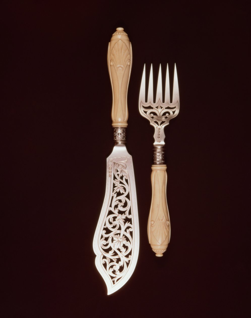 Fish-servers com alças de marfim esculpidas por J.Whipple and Co., Exeter, 1880 (prata) de English School