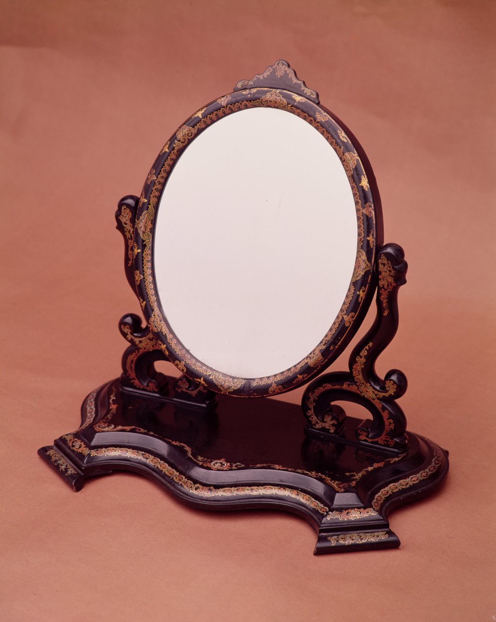 Espelho de papel machê dourado, c.1890 de English School