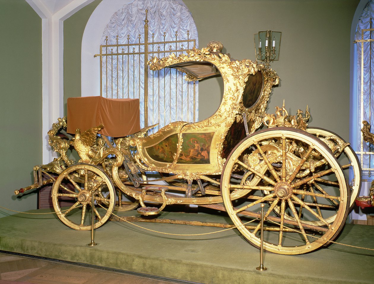 Carruagem de gôndola da imperatriz Catarina II, madeira entalhada, talha dourada no chão gesso, decoração pintada e estofamento de veludo, década de 1770 de English School