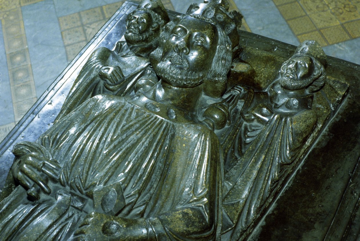 Túmulo do Rei João com duas figuras em miniatura de St. Wulstan e St. Oswald, 1232 de English School