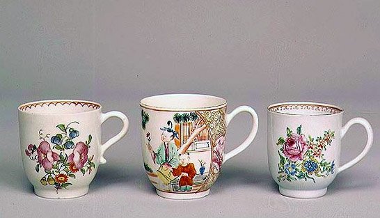 Taça de café de Liverpool, c.1750-80; Taça de café de porcelana Lowestoft, 1778; Taça de café de porcelana Worcester, c.1750-70 de English School