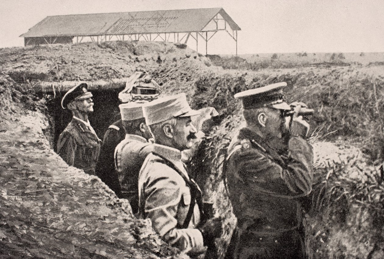 Lorde Kitchener com binóculos com o general Joffre na trincheira em Western Front, em agosto de 1915, de "The War Illustrated Album deLuxe", publicado em Londres, 1916 de English School