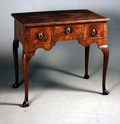 Rapaz baixo com pernas de cabriole, c.1715 (nogueira) de English School