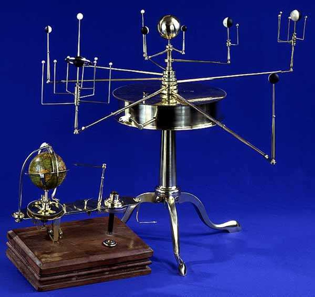 Planetário portátil tipo Martin ou Orrery, de Thomas Blunt (fl.1760-1822) George Newman e Thomas Voigt, c.1808 (latão, bronze prateado e marfim) (ver também 135773) de English School