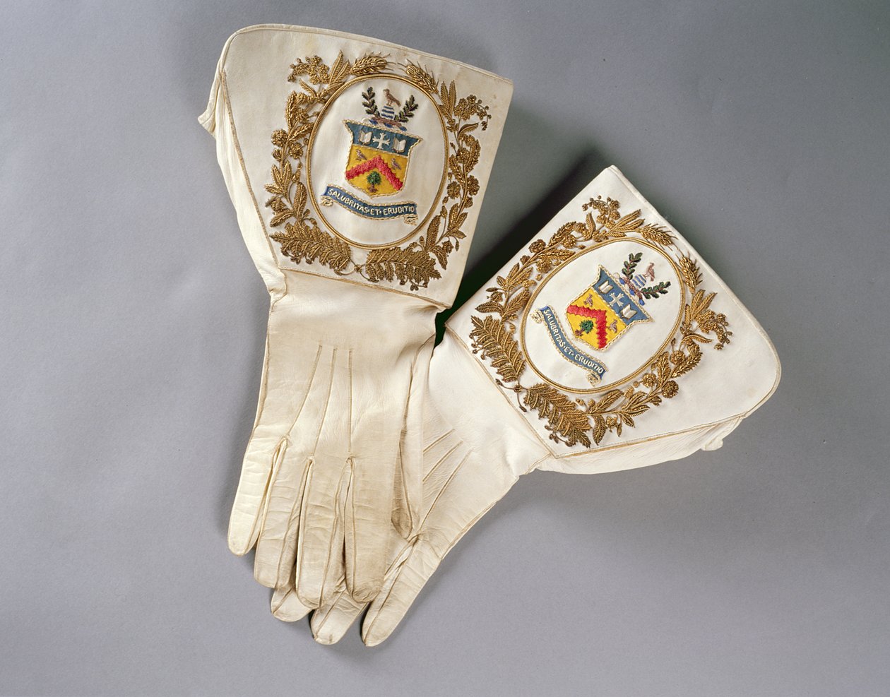 Luvas dos prefeitos, usadas pelo prefeito Newman Barefoot Thoyts quando prefeito de Cheltenham em 1888-91 (seda bordada) de English School