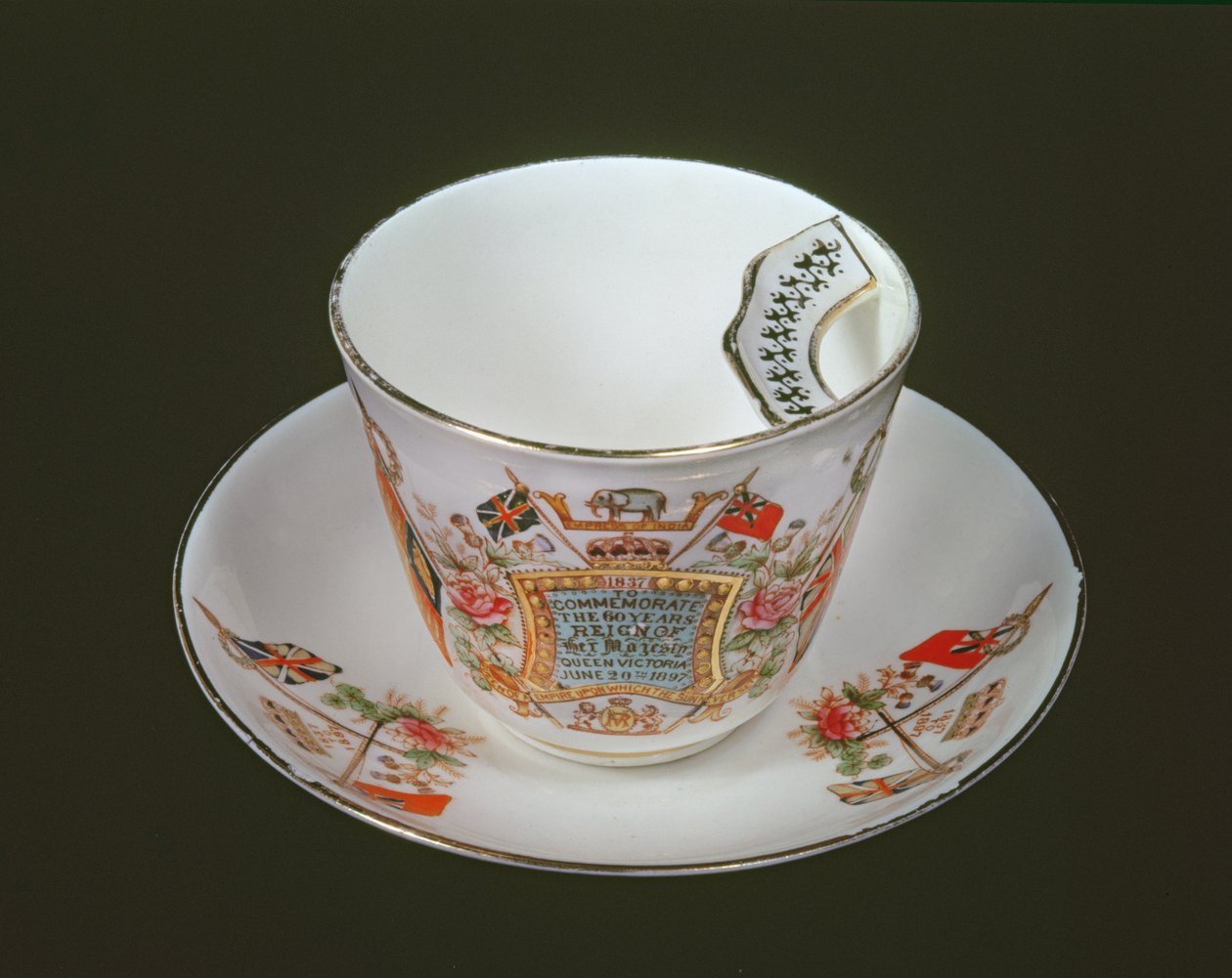 Copo de bigode comemorativo do Jubileu de diamante de Victoria, 1897 (cerâmica) de English School