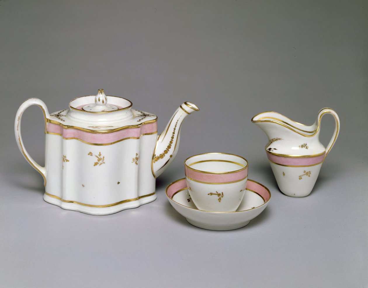 New Hall bule, jarro, xícara e pires com esmalte e decoração dourada, c.1790-1800 (porcelana pasta dura) de English School