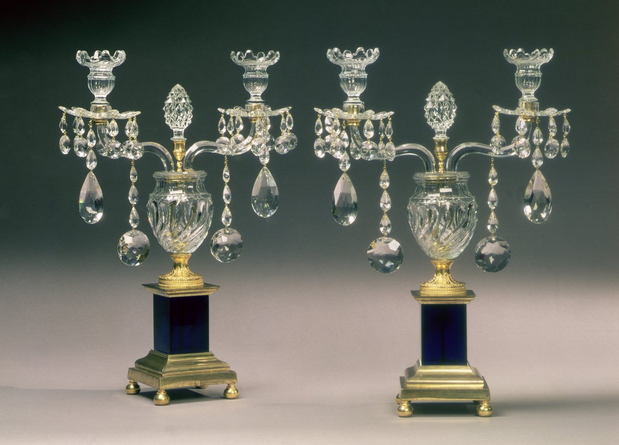 Par de candelabros montados em ormolu George III, c.1780 (vidro lapidado) de English School