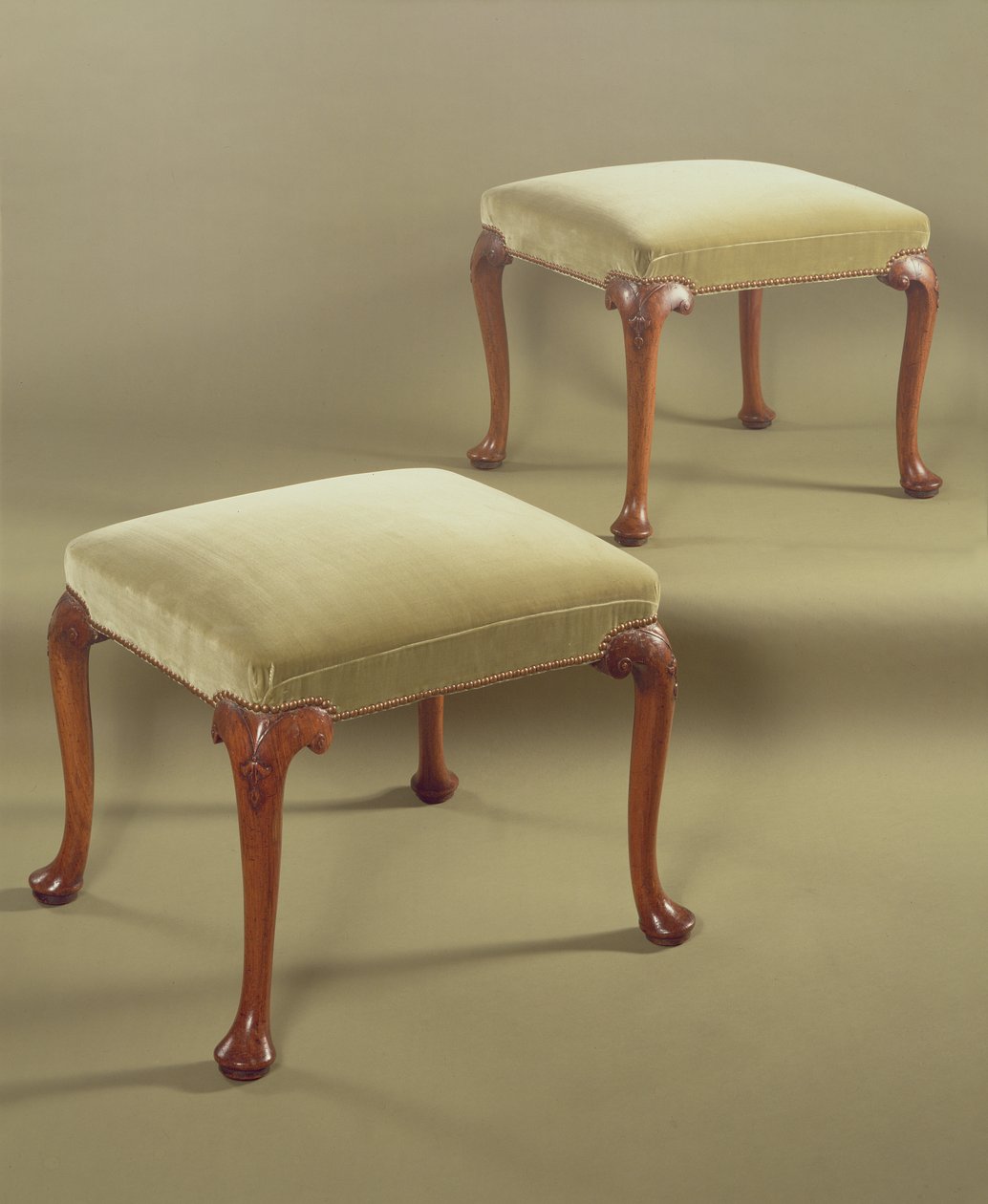 Par de bancos, estofados, c.1710 (nogueira) de English School