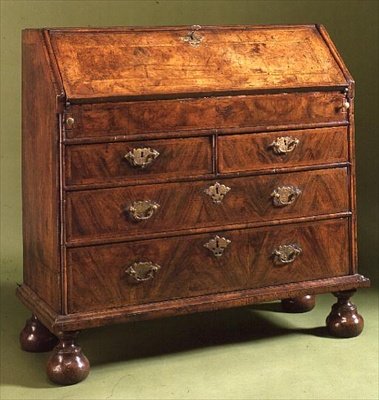 Escrivaninha Queen Anne com pés de pão, c.1710 (nogueira) de English School