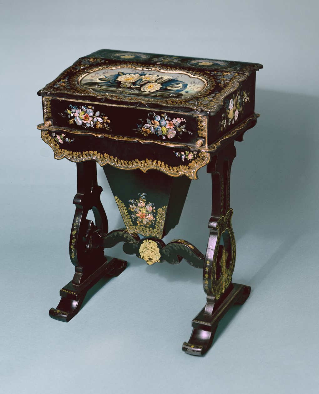 Mesa de costura e escrivaninha, c.1865 (papel machê) de English School