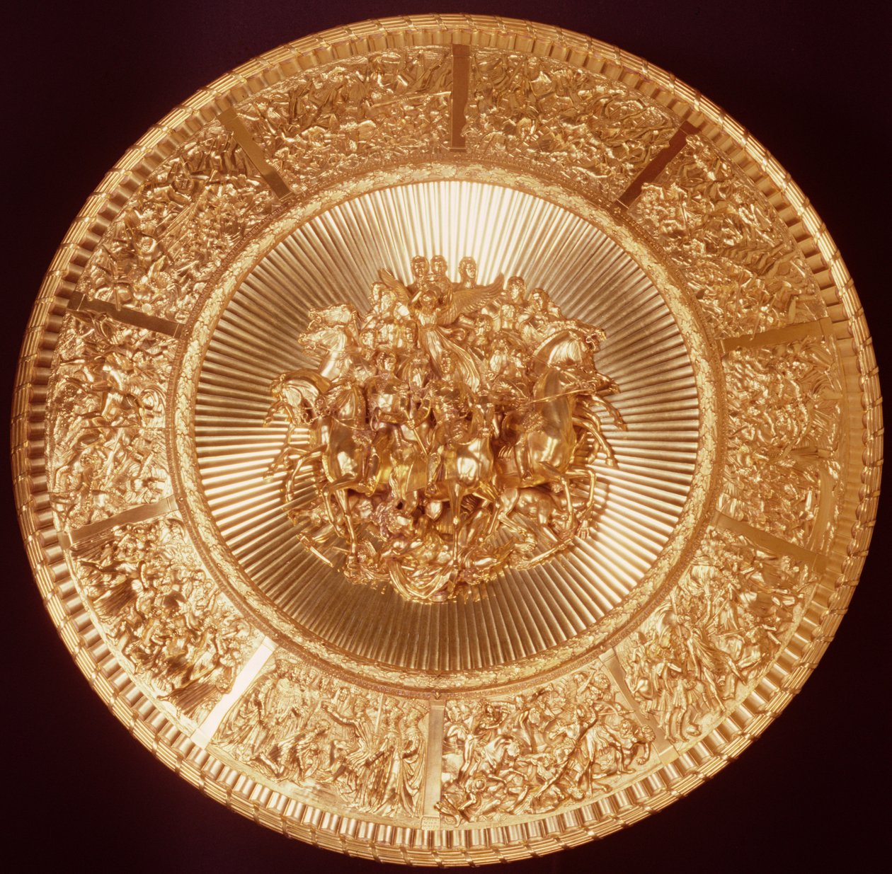 Escudo, encomendado por Green, War und Green para apresentação pelos Mercadores e Banqueiros da Cidade ao Duque de Wellington, projetado por Thomas Stothard, feito por Benjamin Smith, c.1822 (prata) de English School