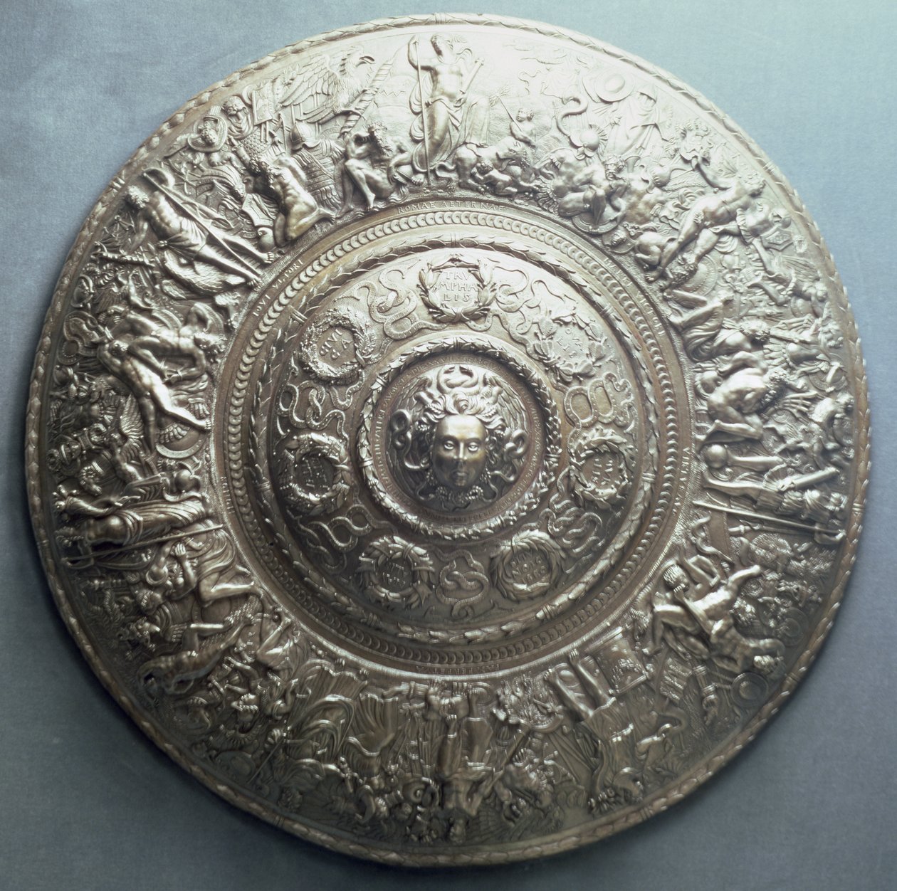 Escudo com a cabeça da Medusa, 1552 (prata) de English School