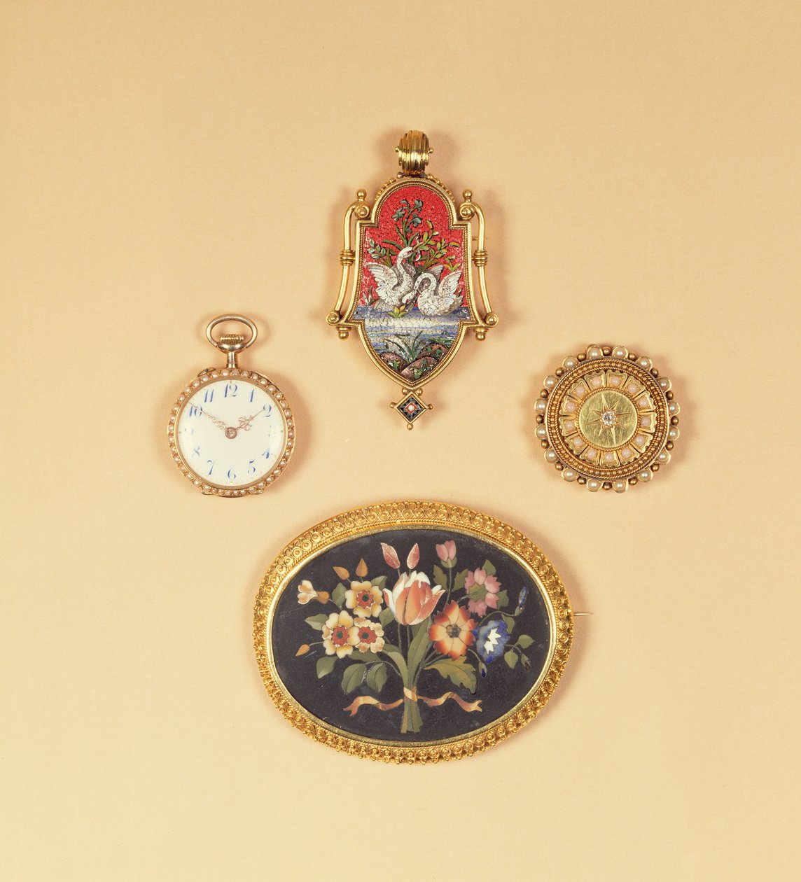 Relógio de bolso pérola dividida (frente e verso); Broche de micro-mosaico vitoriano; Broche vitoriano pietra-dura de English School