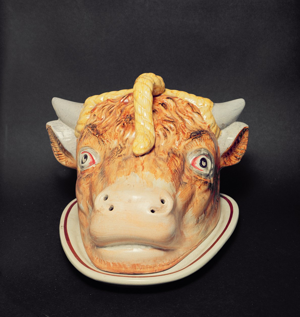 Prato de queijo Staffordshire em forma de cabeça de vaca, c.1850 de English School
