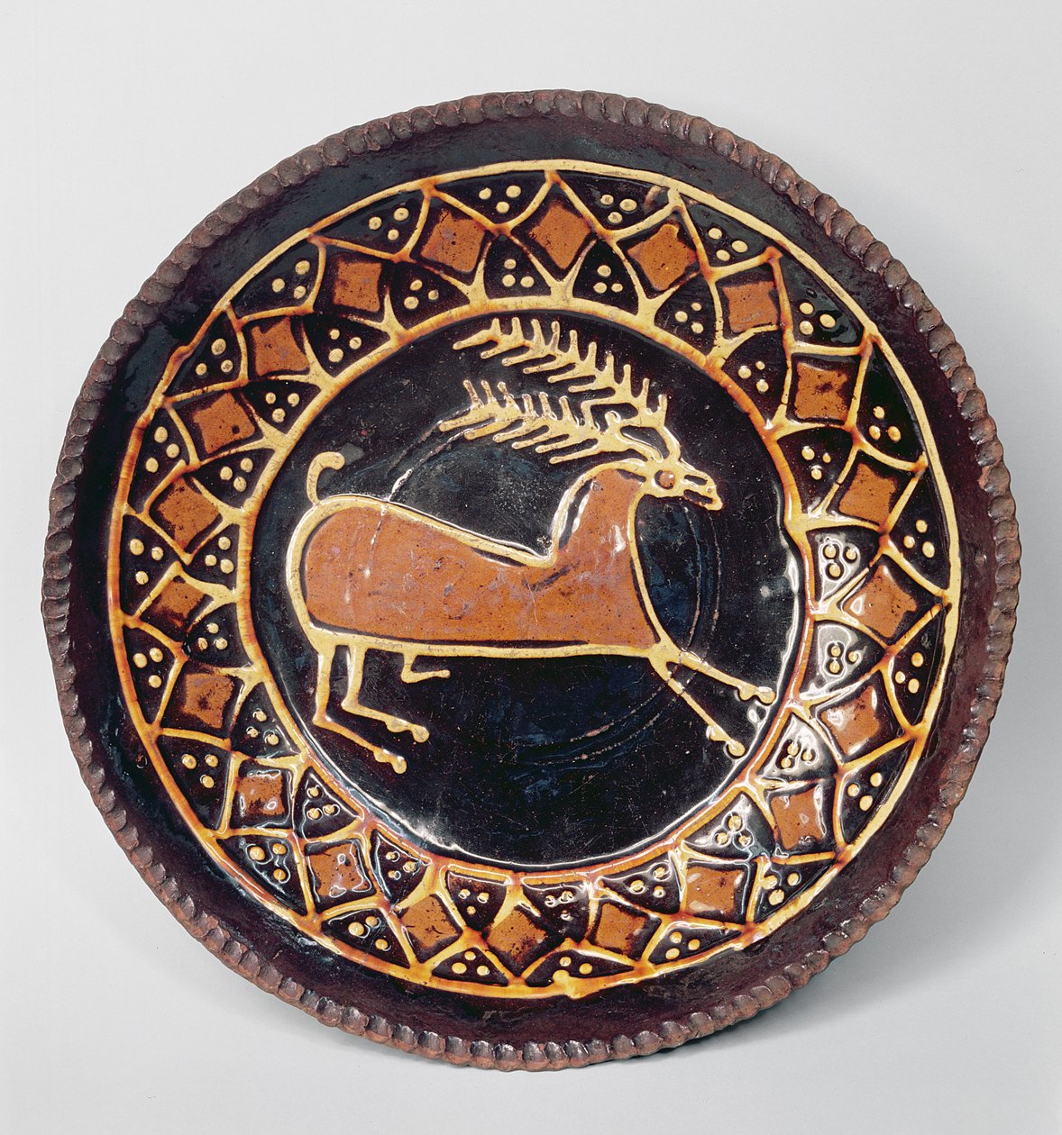 Staffordshire slipware prato decorado com um veado, meados do século 18 (cerâmica) de English School