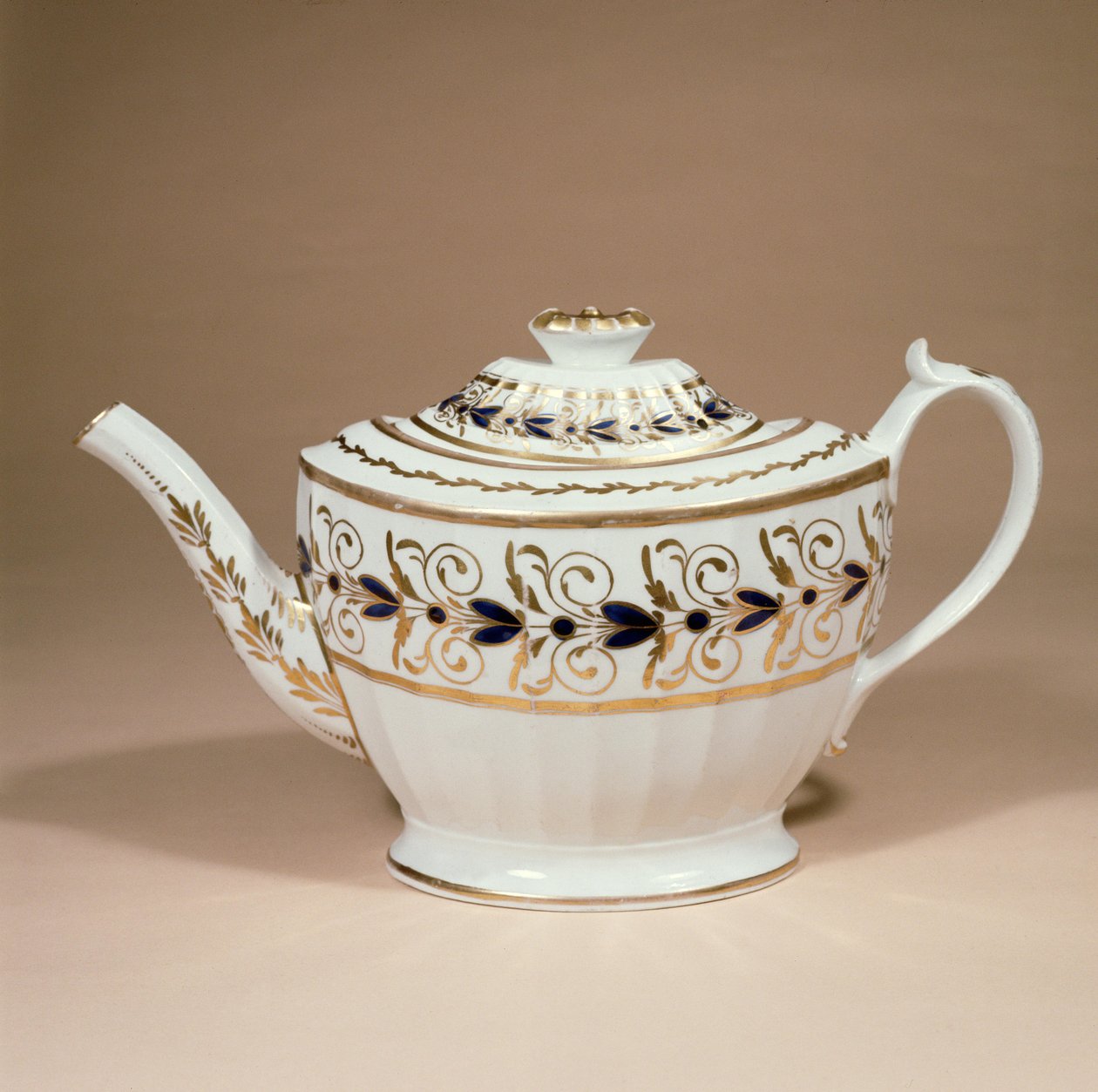 Bule de Staffordshire por Miles Mason, canelado e dourado, início do século XIX (cerâmica) de English School