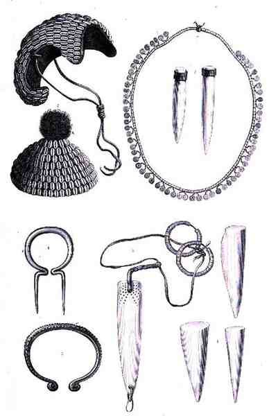 Bochechas de pedra, colares, bracelete da tribo Jar, cocar de Shuli, de The History of Mankind, Vol.1, do Prof. Friedrich Ratzel, 1896 de English School