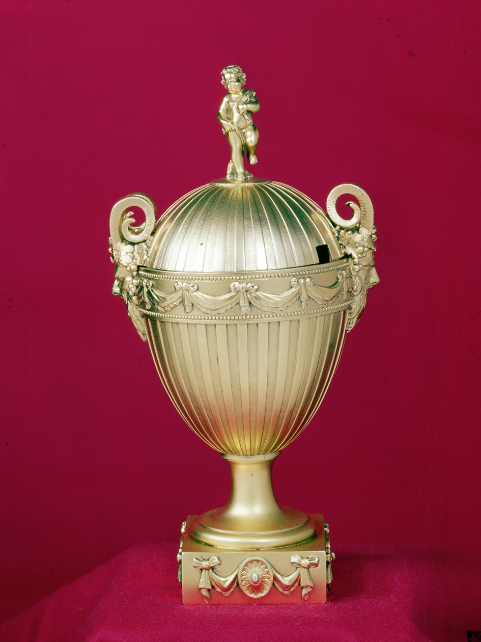 Açucareiro ou vaso por John Arnell, 1772 (prata dourada) de English School