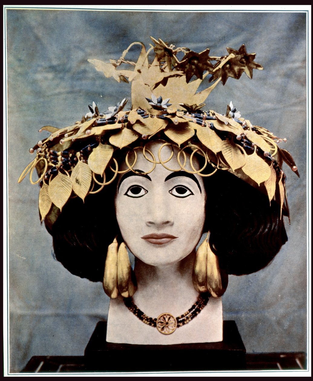 Cocar sumério usado pela rainha Shub-ad, descoberto em Ur pelo Sr. C. Leonard Woolley e publicado no Illustrated London News, 1928 de English School