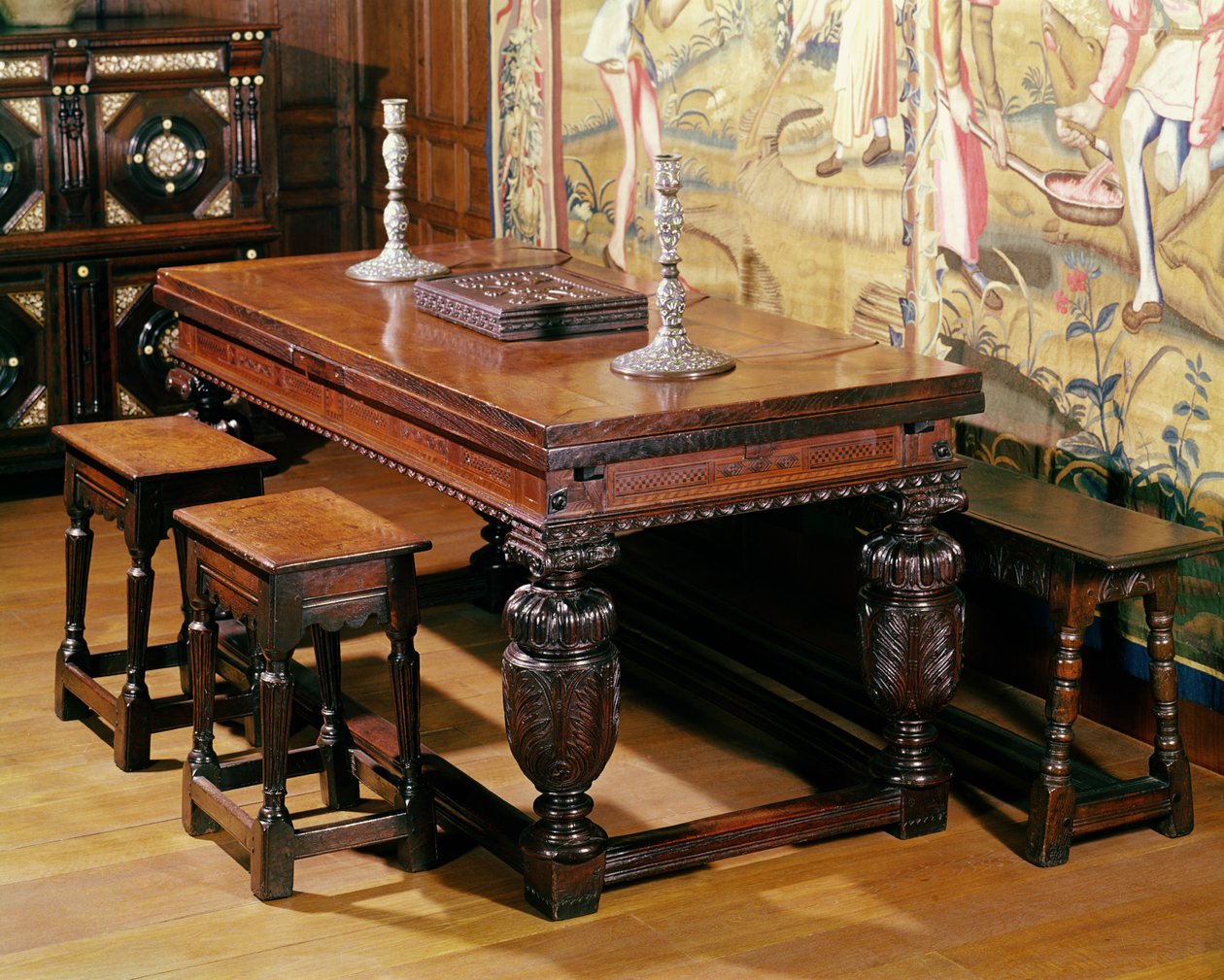 Mesa e cadeiras, conhecidas como o grupo Bromley-by-Bow, c.1580 (carvalho) de English School