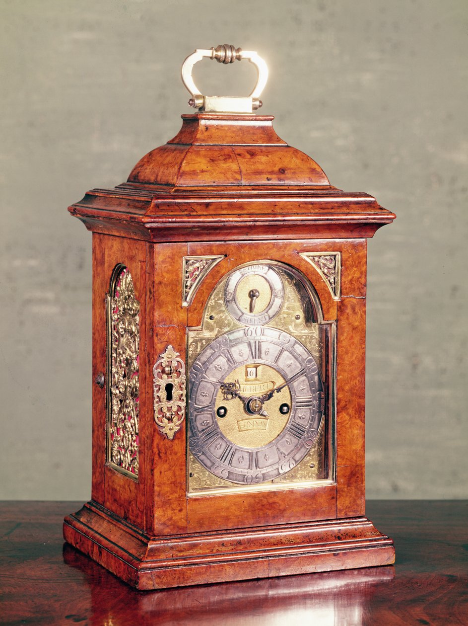 Relógio de mesa, folheado de nogueira com encaixes de prata dourada, por David Hubert (fl.1714-48), c.1725 de English School