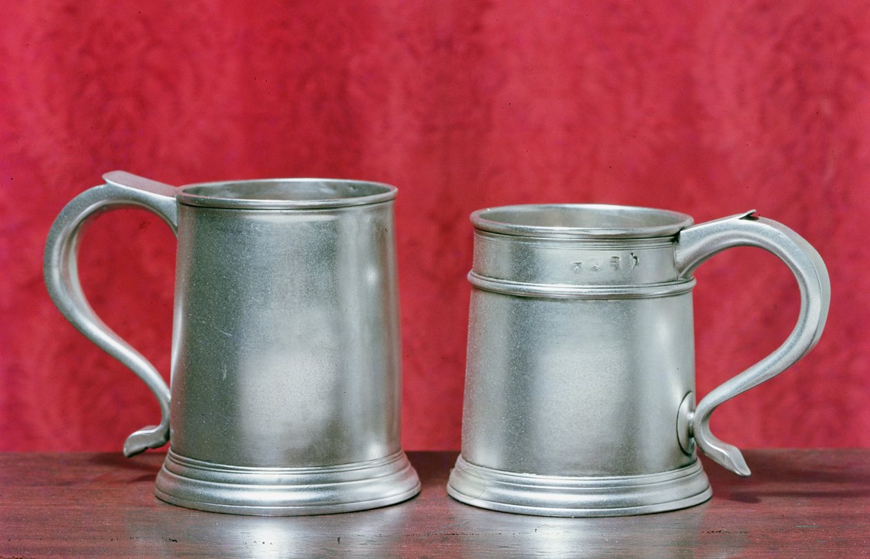 Tankards, da esquerda para a direita: por Timbrell e Bentley of London, 1713; por Nathaniel Locke de Londres, 1716 (prata) de English School