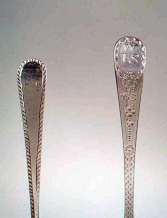 Alças de colher de chá, da esquerda para a direita: 1782, 1791 (prata) de English School