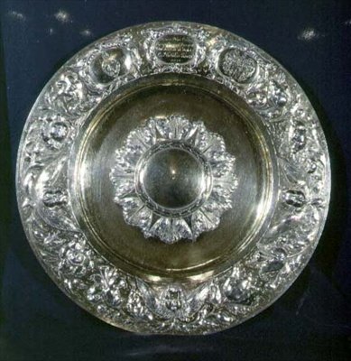 O Prato Caroline Alms, feito em Londres, 1665-1666 (prata dourada) (veja também 355579 e 355591) de English School