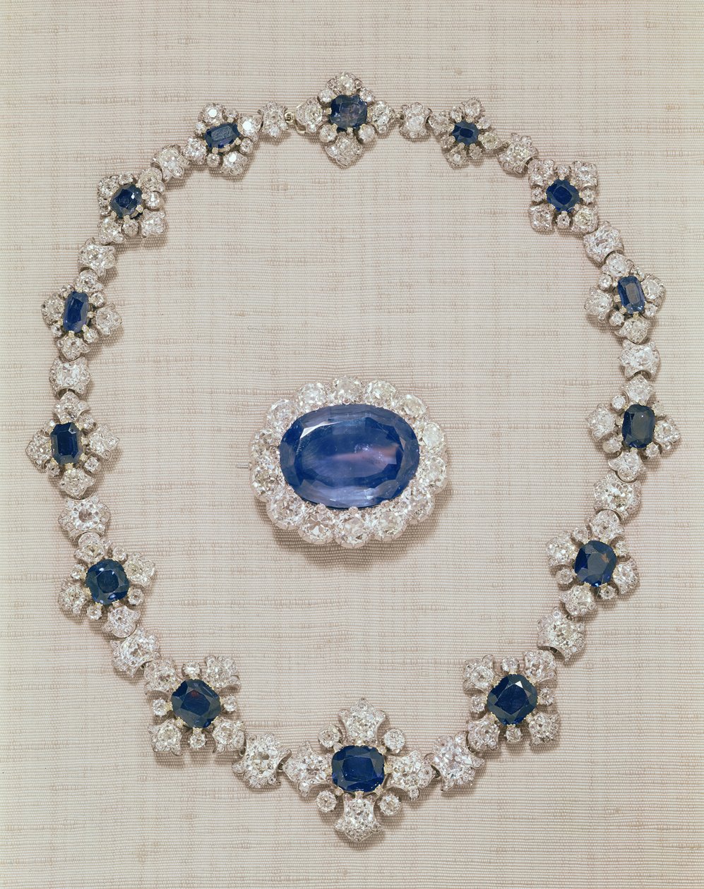 The Princess Royals Sapphires - safira e broche de diamantes e colar. de English School