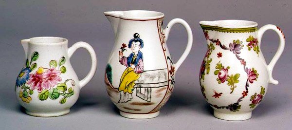 Três jarros de porcelana (cerâmica) de English School