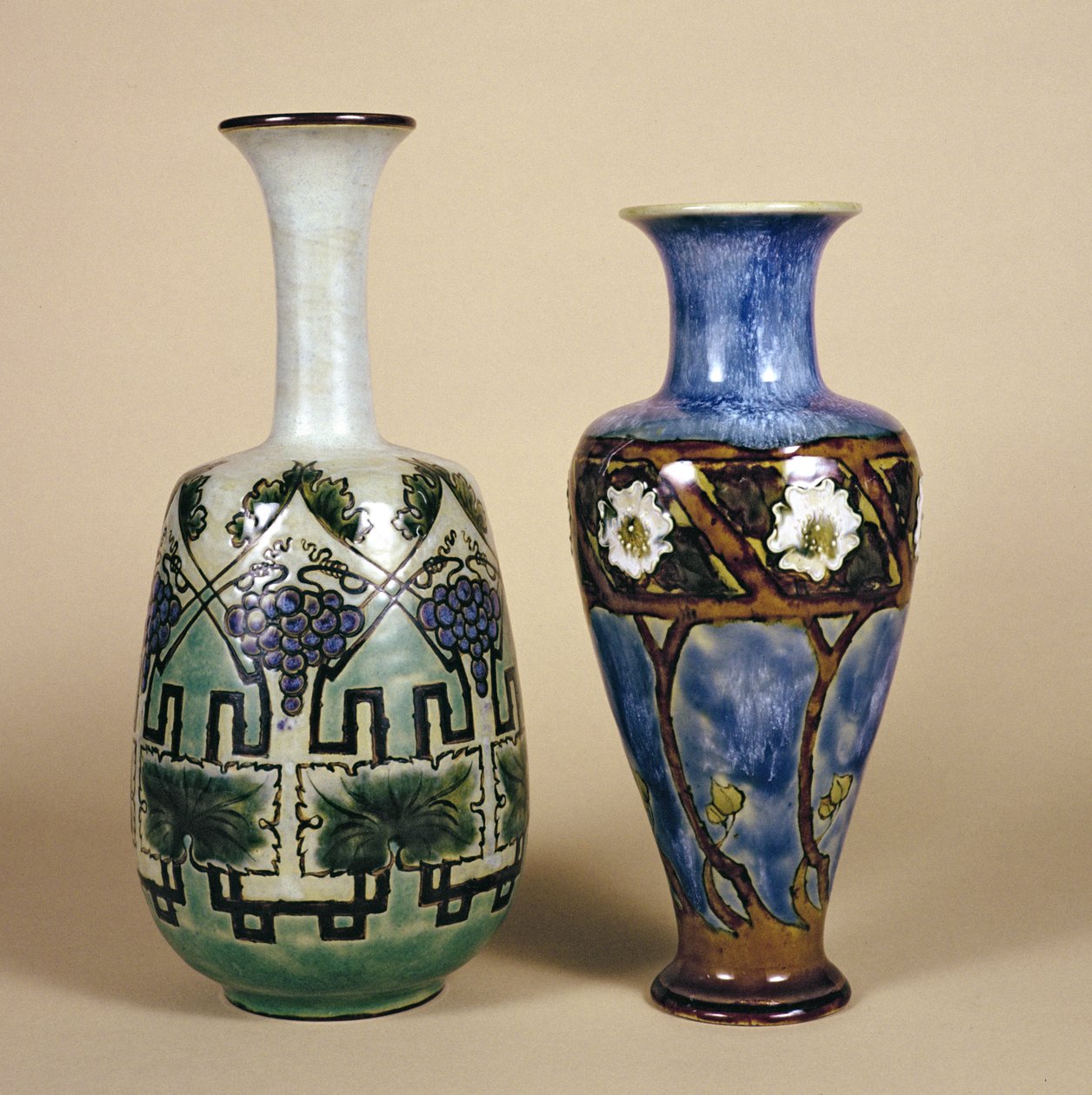 Dois vasos de Doulton por Eliza Simmance, c.1880 (cerâmica) de English School