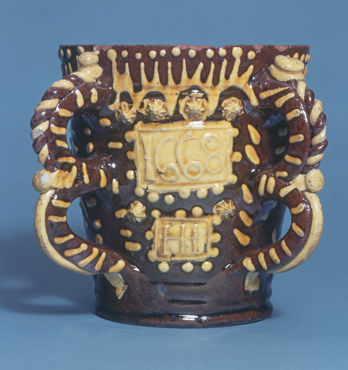 Dois manipulados tyg por Henry Ilfield, Wrotham, Kent, c.1668 (cerâmica) de English School