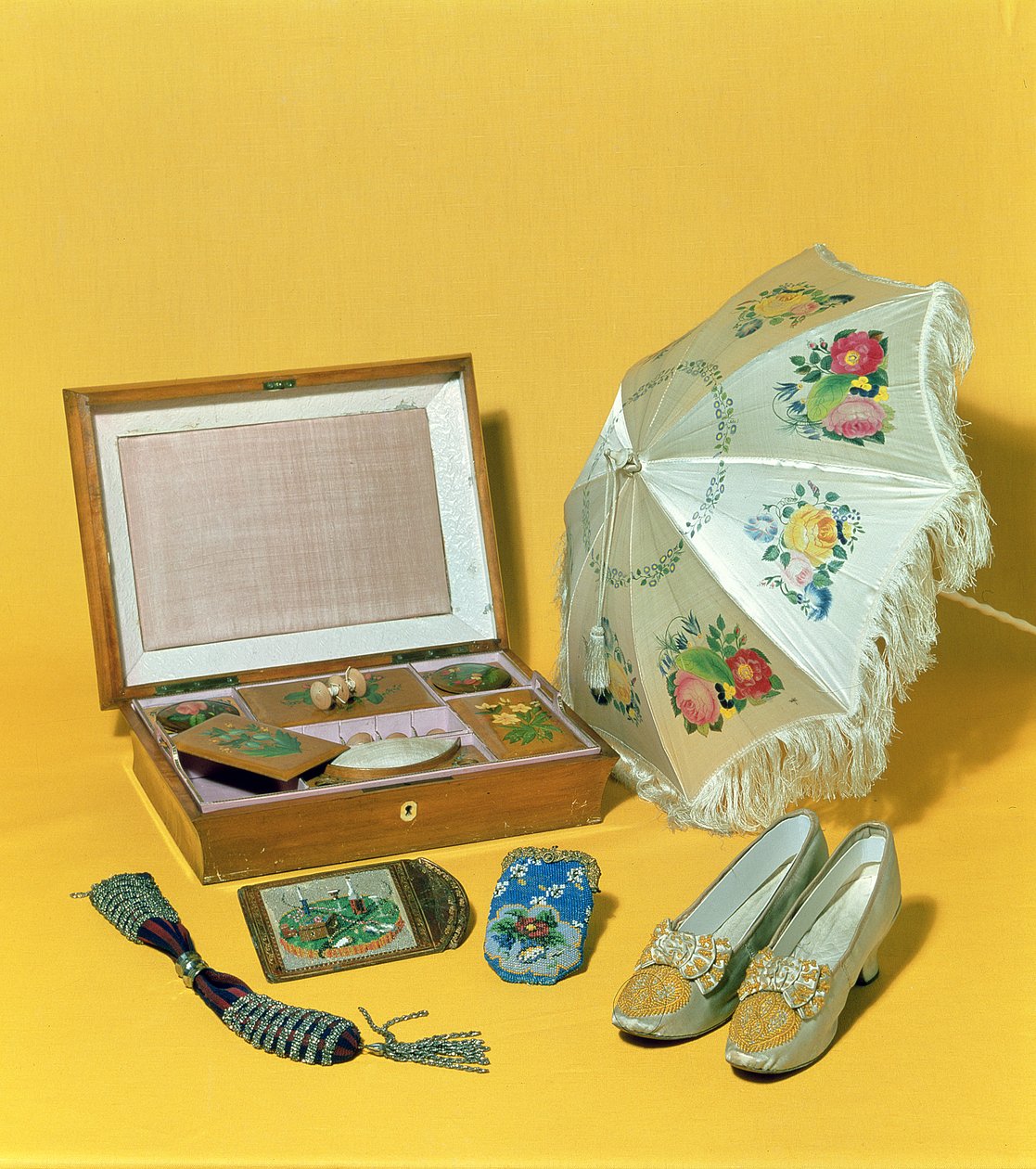 Guarda-sol vitoriano, saco de contas, cardcase e sapatos de English School
