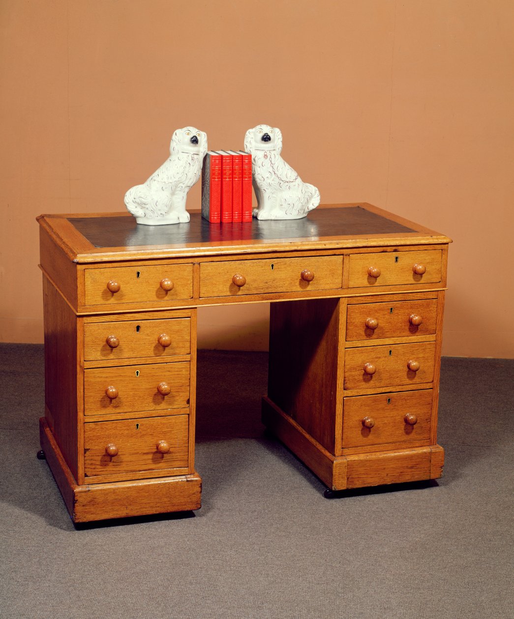 Mesa vitoriana de kneehole e um par de cães Staffordshire com decoração de lustre de cobre, c.1850 (cerâmica) de English School