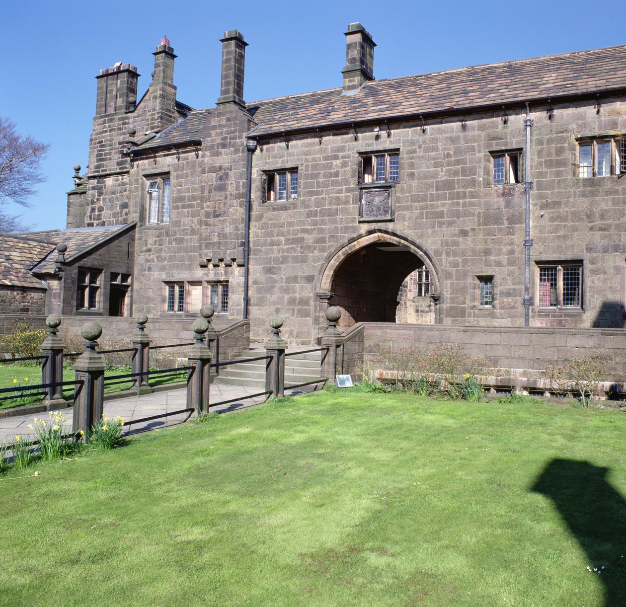 Vista do Pátio Exterior, completada por Thomas Hoghton em 1565 de English School