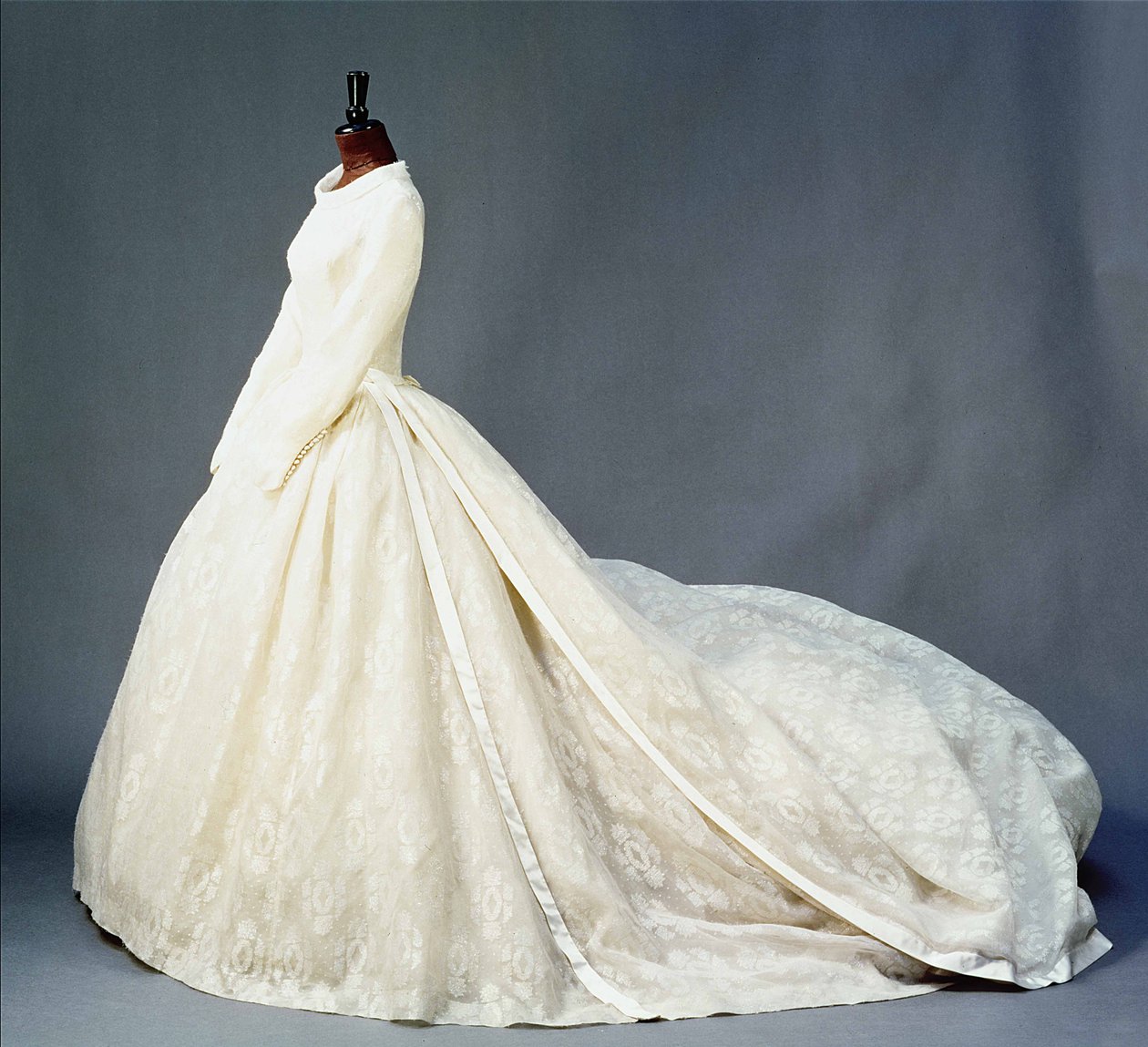 Vestido de casamento de Katharine Worsley, Duquesa de Kent, 1961 de English School