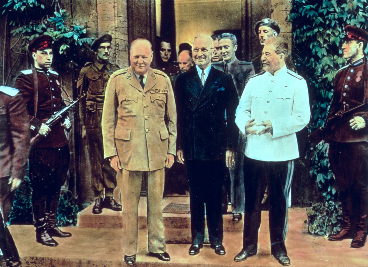 Winston Churchill (1874-1965) Presidente Truman (1884-1972) e Joseph Stalin (1879-1953) na Conferência de Potsdam, julho de 1945 (foto colorida) de English School